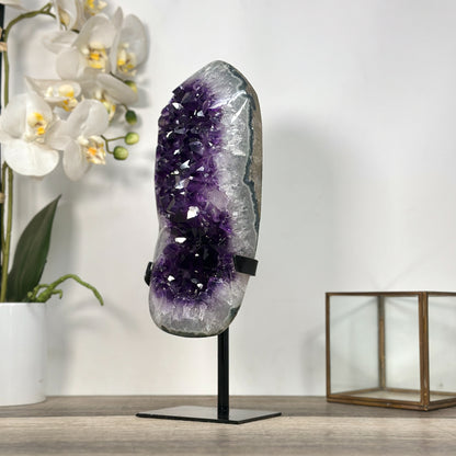 Amethyst-Formation groß mit massiv wirkender, kompakter Kristallstruktur