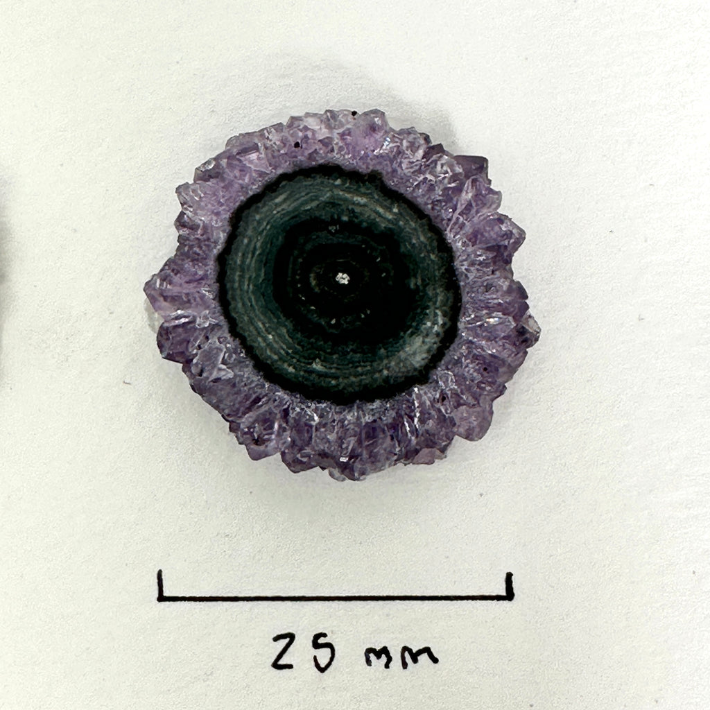 Amethyst-Jaspis-Stalaktiten-Scheiben mit konzentrischer Mineralstruktur