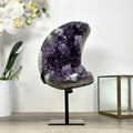 Amethyst-Jaspis-Mond mit grün durchzogener Mineralmatrix