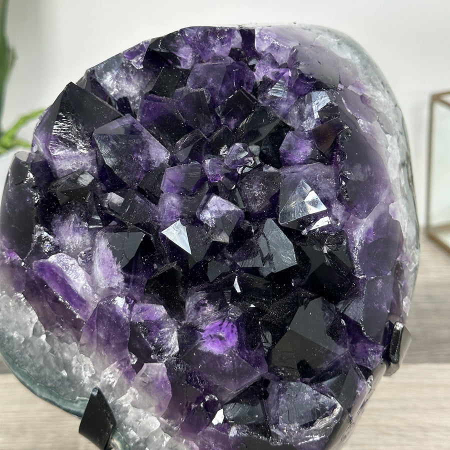 Amethyst-Geodencluster mit großflächigen, kraftvoll gewachsenen Kristallspitzen