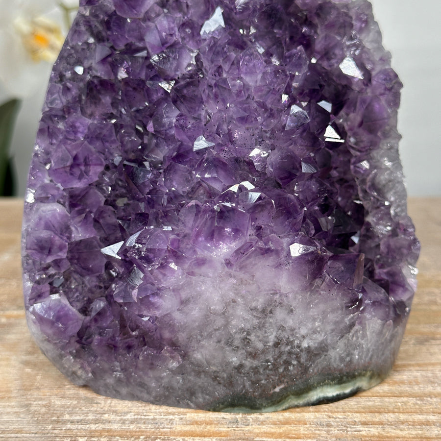 Amethyst-Kathedrale mit ausgeprägter Stalaktitenstruktur und tiefvioletter Kristallauskleidung