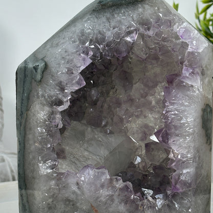 Amethyst-Grünjaspis-Obelisk mit lebendiger Farbstruktur