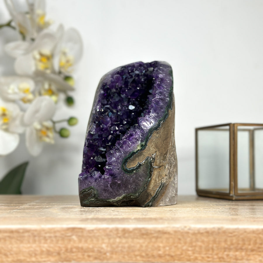 Amethyst-Geode mit aufrechter Standform und kompakter Kristallstruktur