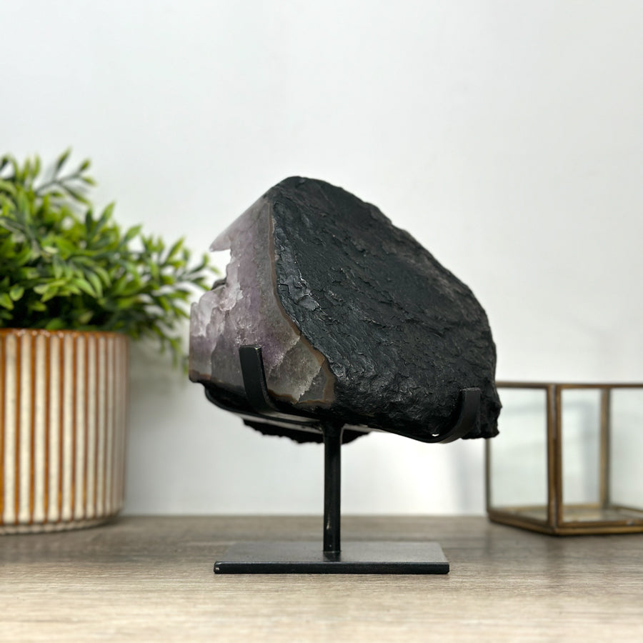 Amethyst-Geode mit markanter Kalzit-Einlagerung