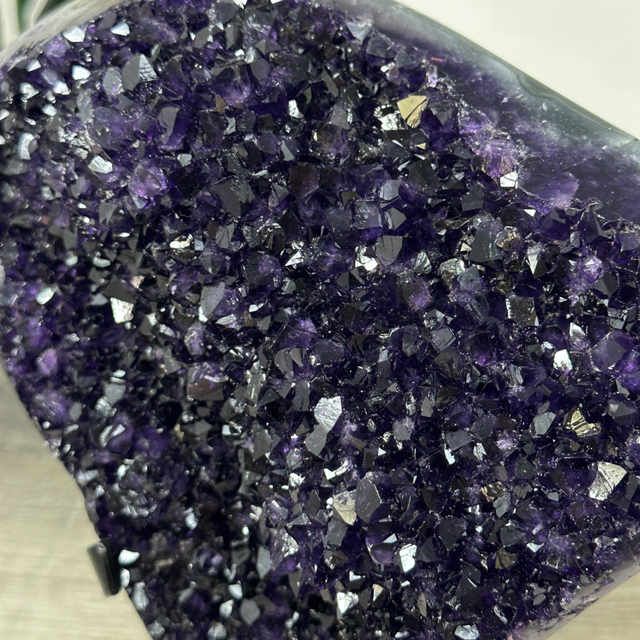 Amethyst-Exemplar mit fein ausgebildeter, abstrakter Spitzenzone