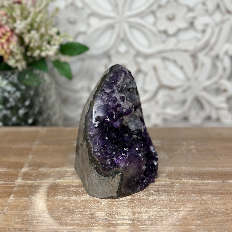 Amethyst-Druse mit intensiv schattierter, tiefvioletter Kristallzone