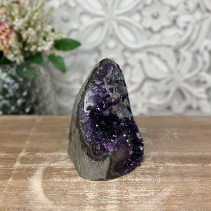 Amethyst-Druse mit intensiv schattierter, tiefvioletter Kristallzone