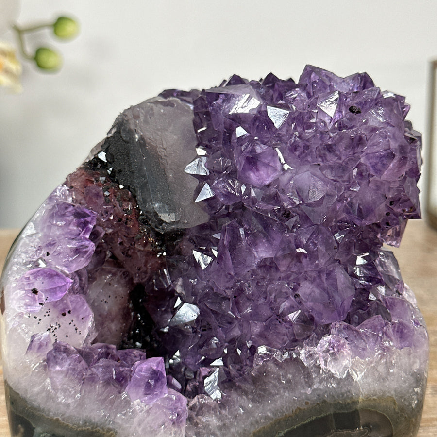 Amethyst-Druse mit integrierter Kalzitformation und klarer Kristallarchitektur