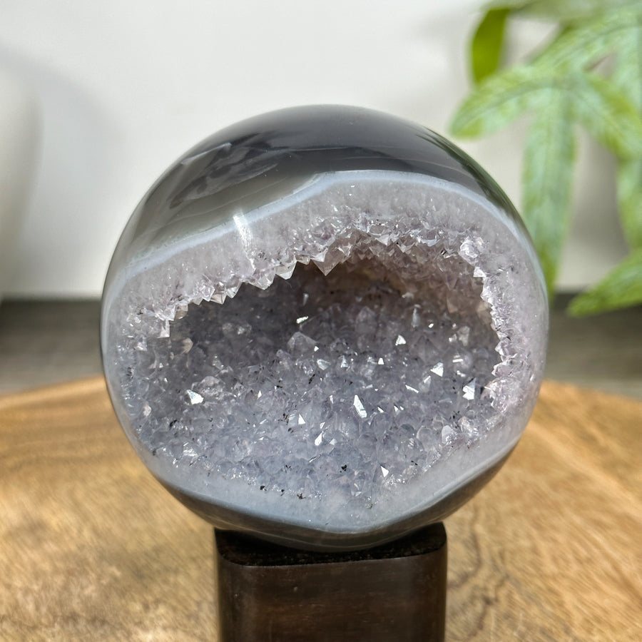 Quarz-Sphäre mit plastischer Kristallarchitektur und tiefer Kammer