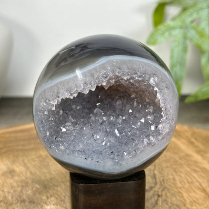 Quarz-Sphäre mit plastischer Kristallarchitektur und tiefer Kammer