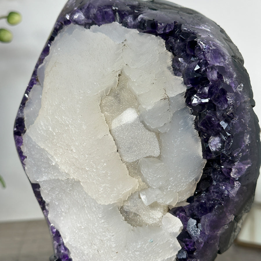 Amethyst-Cluster XL mit dominant aufgewachsener Kalzit-Formation
