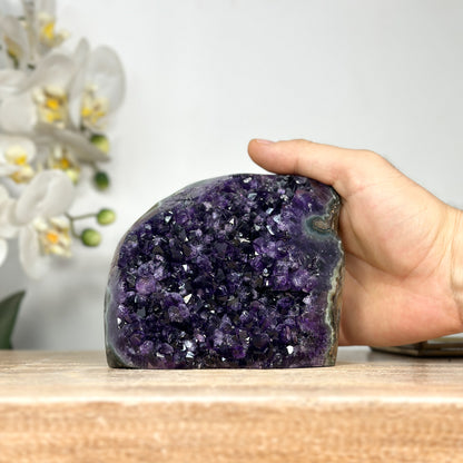 Amethyst-Druse mit polierter Randfläche und klar definierter Kristallstruktur