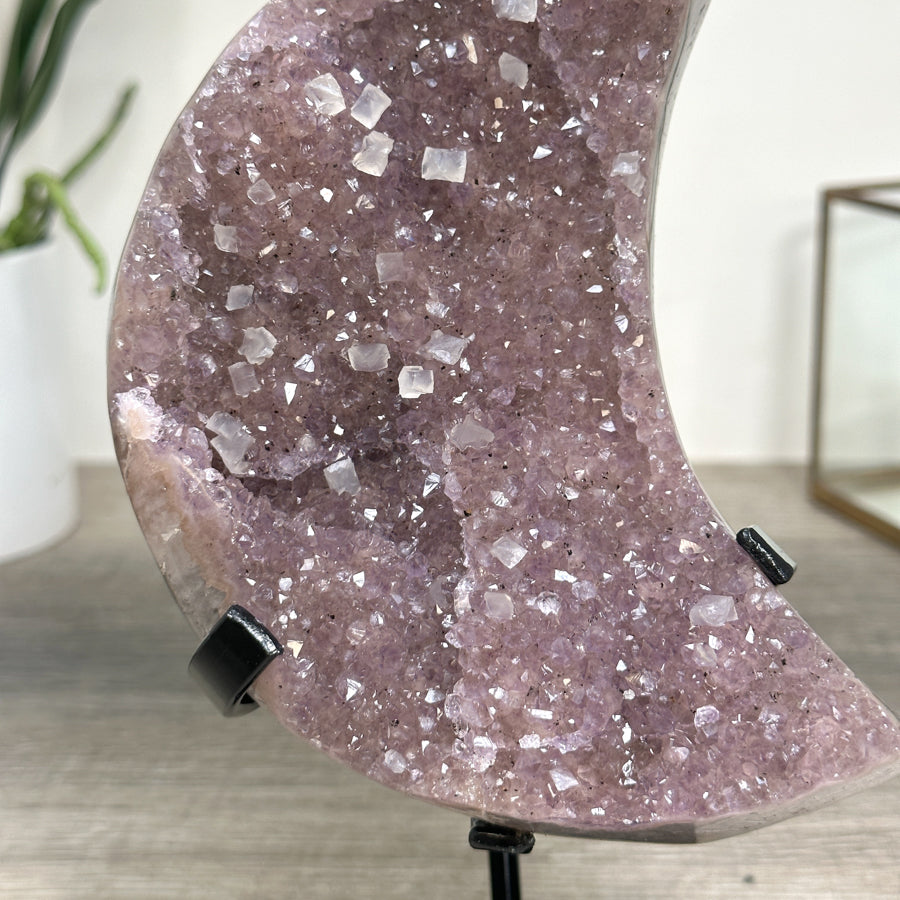 Amethyst-Mond in zartem Farbton mit natürlicher Kristallstruktur