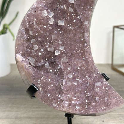 Amethyst-Mond in zartem Farbton mit natürlicher Kristallstruktur