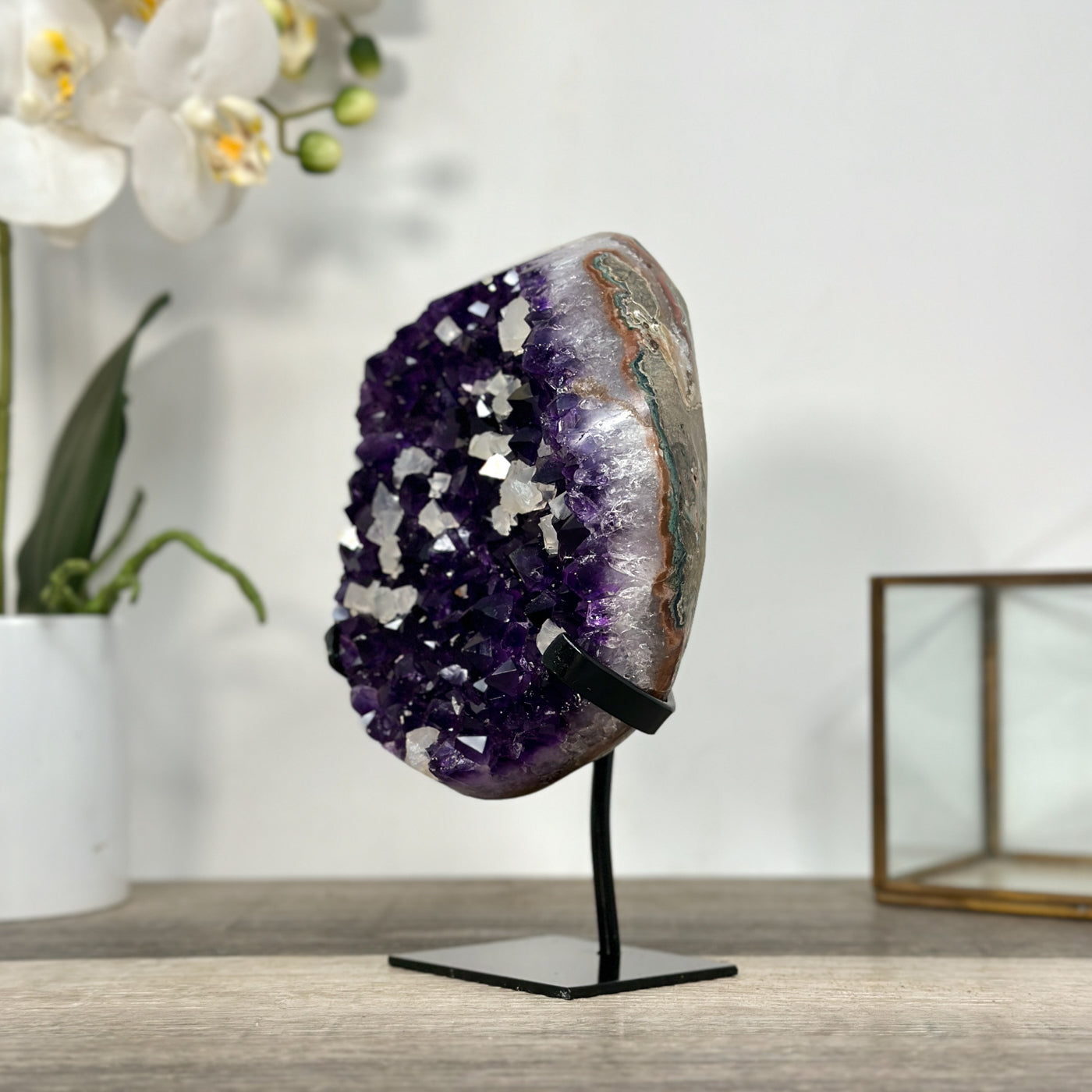 Amethyst-Cluster mit kontrastreicher weißer Kalzitformation
