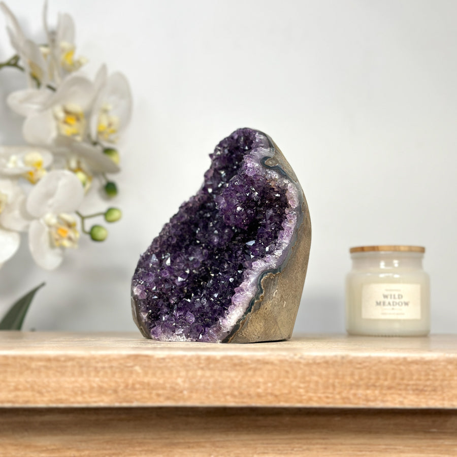 Amethyst-Druse mit stalaktitischer Kristallstruktur und tropfsteinartigen Kristallformationen
