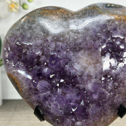 Amethyst-Quarz-Achat-Herzskulptur mit mehrschichtiger Mineralstruktur und zentraler Kristallzone