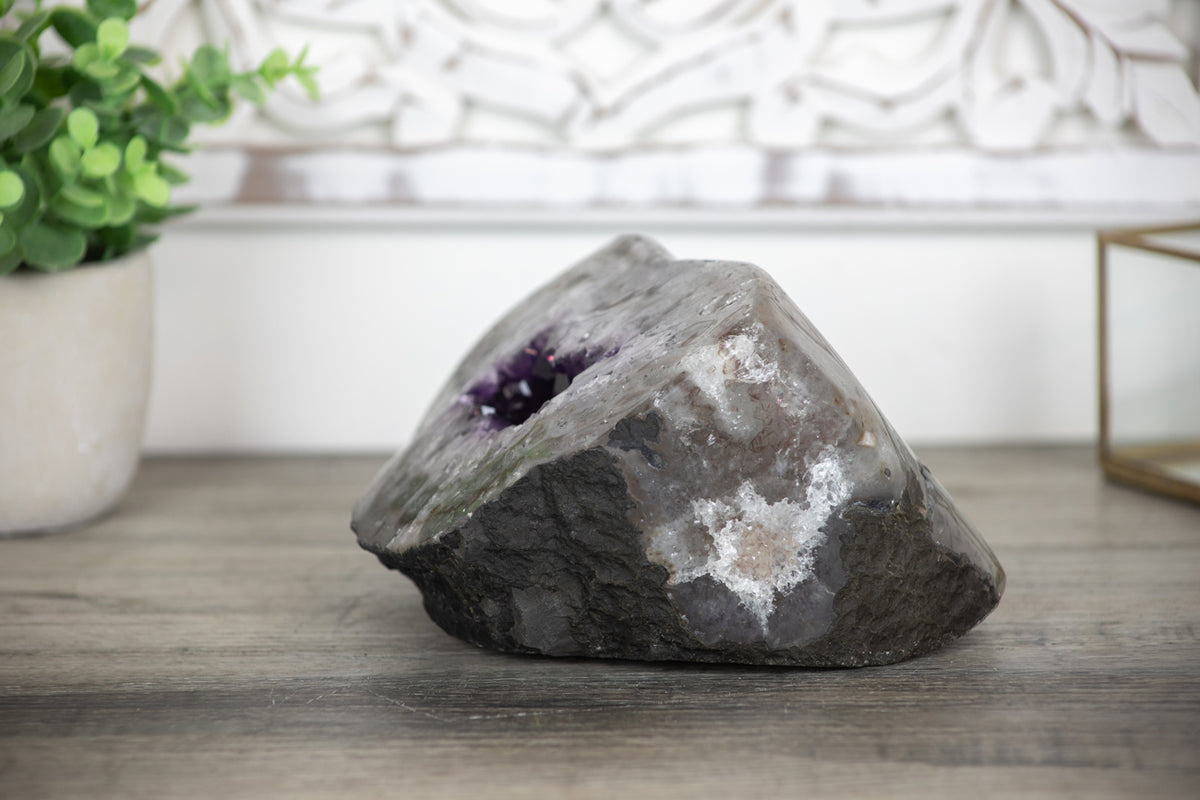 Amethyst-Geode groß mit dicht gewachsener, purpurfarbener Kristallstruktur