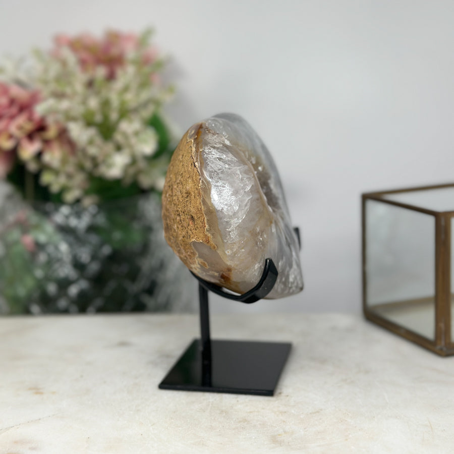 Gelbe Quarz-Herzskulptur mit lichtdurchlässiger, goldfarbener Kristallstruktur