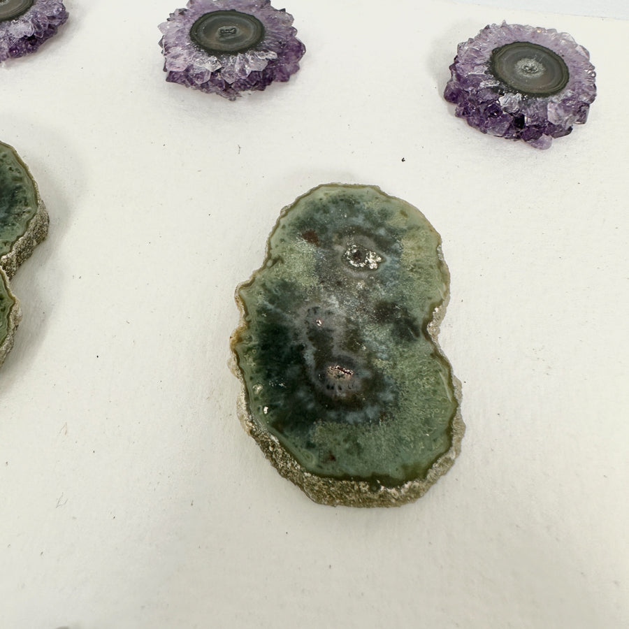 Amethyst-Quarz-Grünjaspis-Stalaktiten-Scheiben mit natürlicher Bänderung