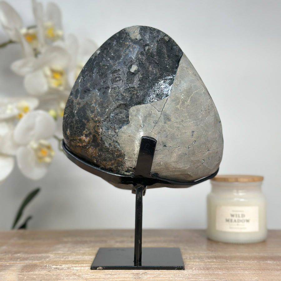Amethyst-Geode mit stark strukturierter Kristallkammer