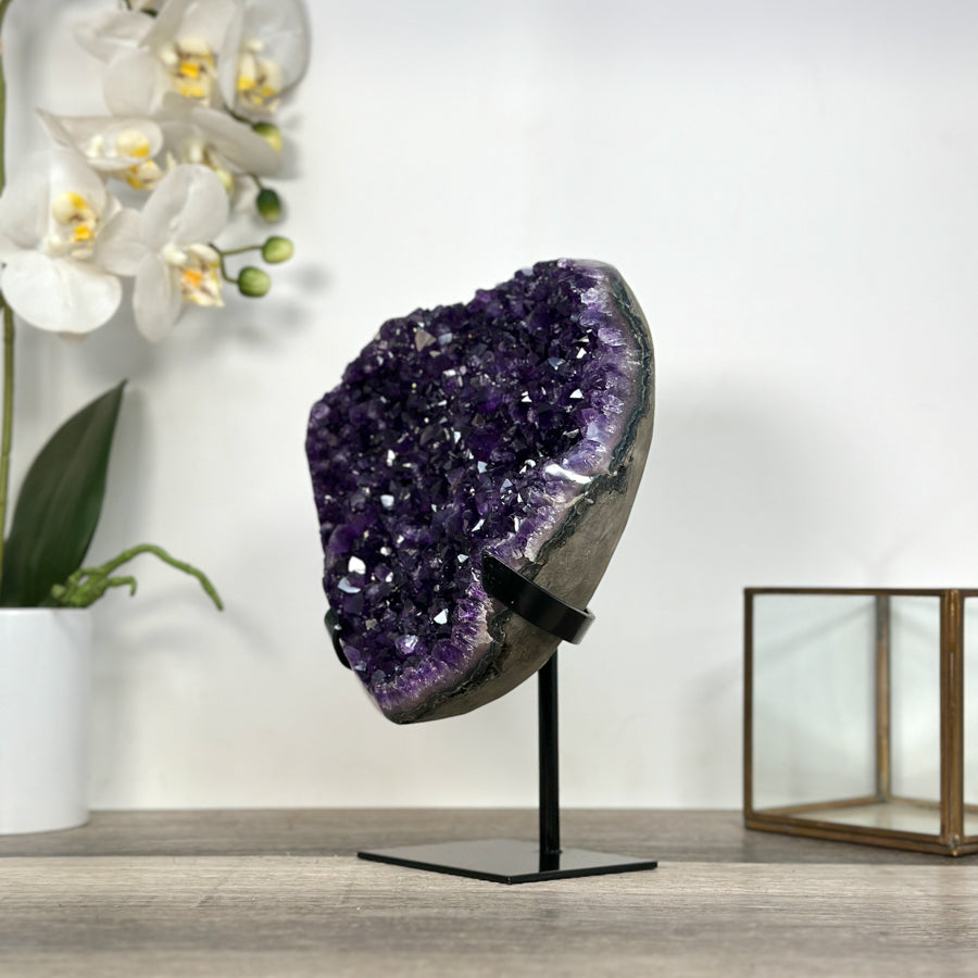 Amethyst-Kristallcluster mit lebendig schimmernder Farbintensität