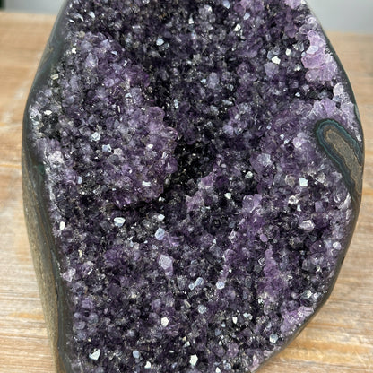 Amethyst-Druse mit weit geöffneter, violetter Kristallkammer