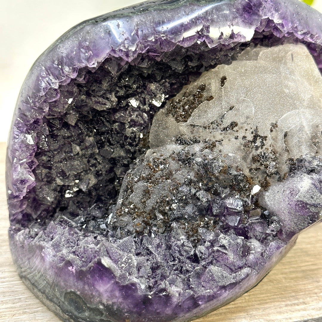 Amethyst-Geode mit zuckerquarzartiger Kristallbeschichtung und Kalzitformation