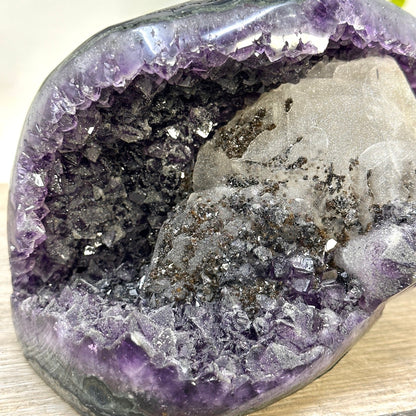 Amethyst-Geode mit zuckerquarzartiger Kristallbeschichtung und Kalzitformation
