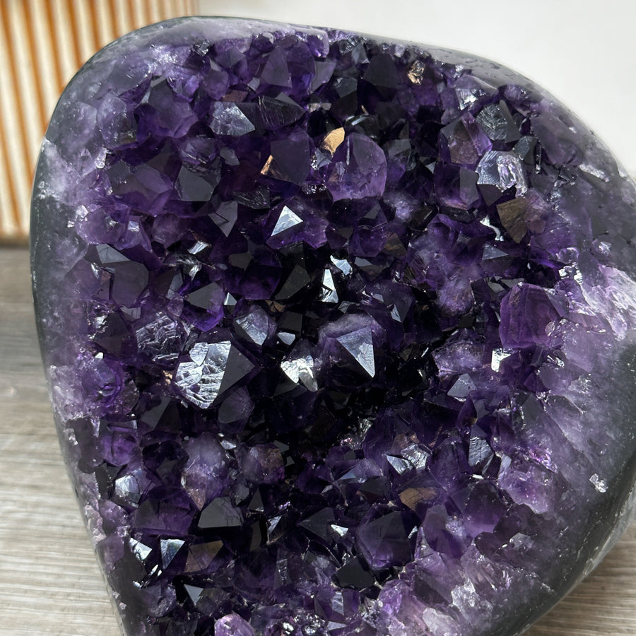 Amethyst-Druse mit tiefvioletter Kristallarchitektur, in hochwertiger Naturqualität