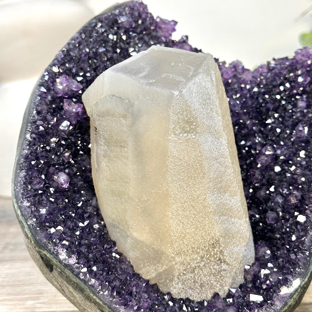 Amethyst groß mit herausragender natürlicher Kalzitbildung und tiefvioletten Kristallen