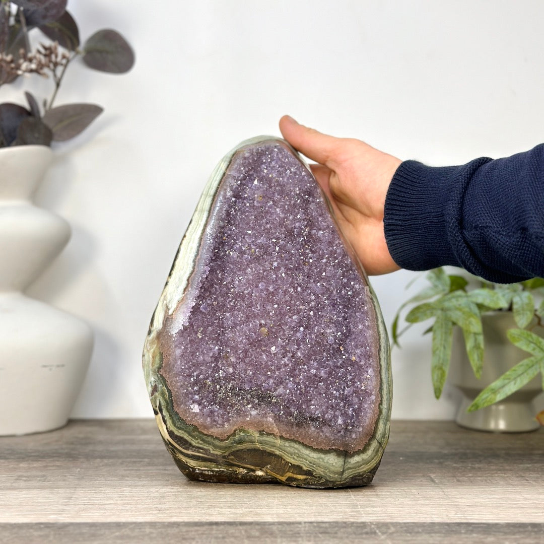 Amethyst-Kathedrale groß mit einzigartiger grüner Jaspis-Schale