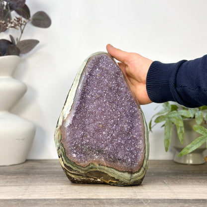 Amethyst-Kathedrale groß mit einzigartiger grüner Jaspis-Schale