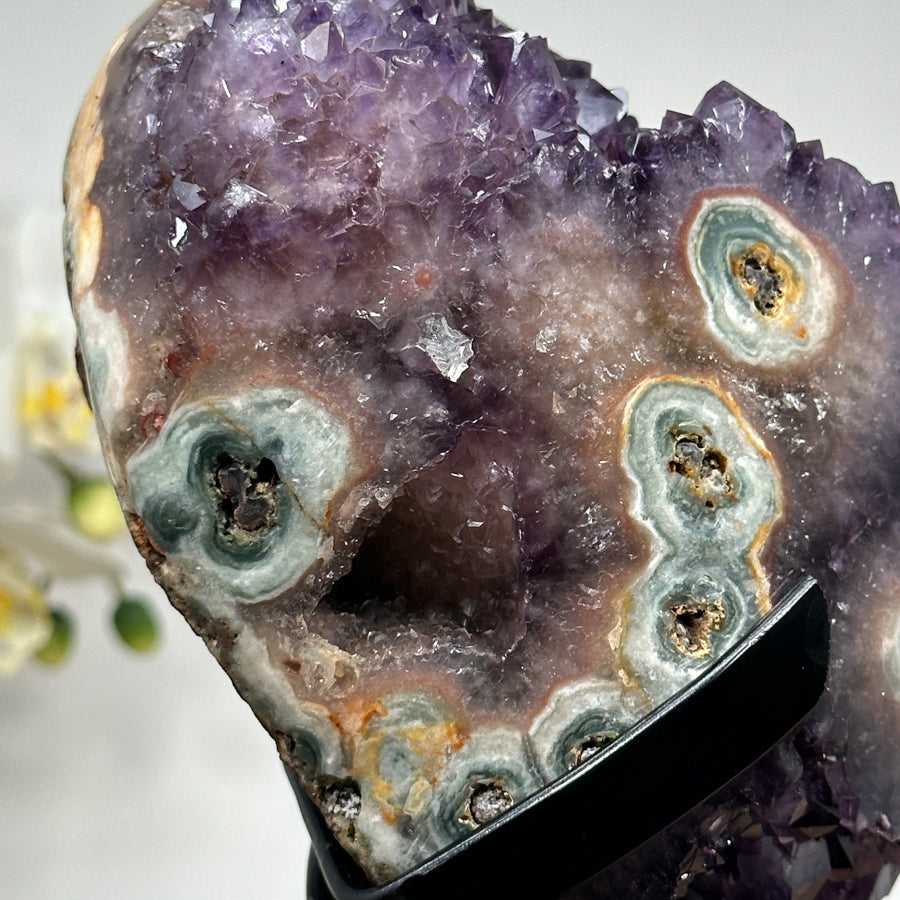 Amethyst-Jaspis-Kristallcluster mit kontrastreicher Mineralmatrix
