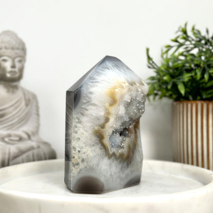 Achat-Quarz-Obelisk mit geschichteter Mineralstruktur
