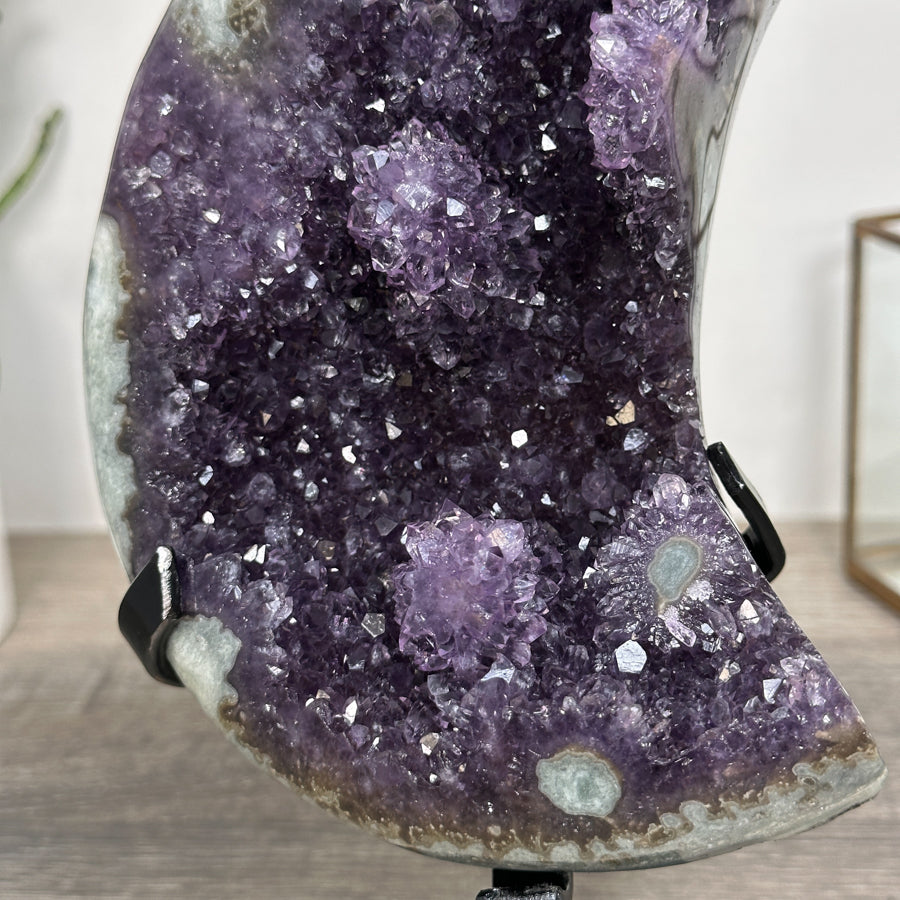 Amethyst-Jaspis-Mond mit grün durchzogener Mineralmatrix
