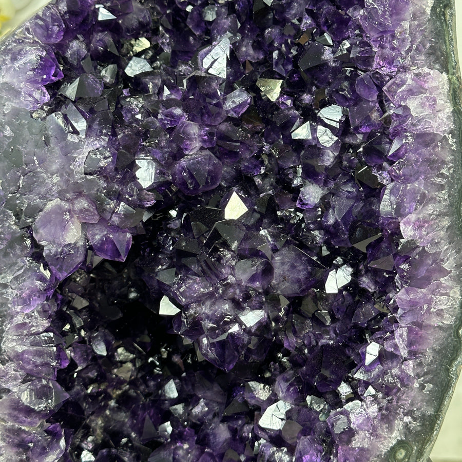Amethyst-Kristall XL mit monumentaler Präsenz und tiefvioletten Schattierungen