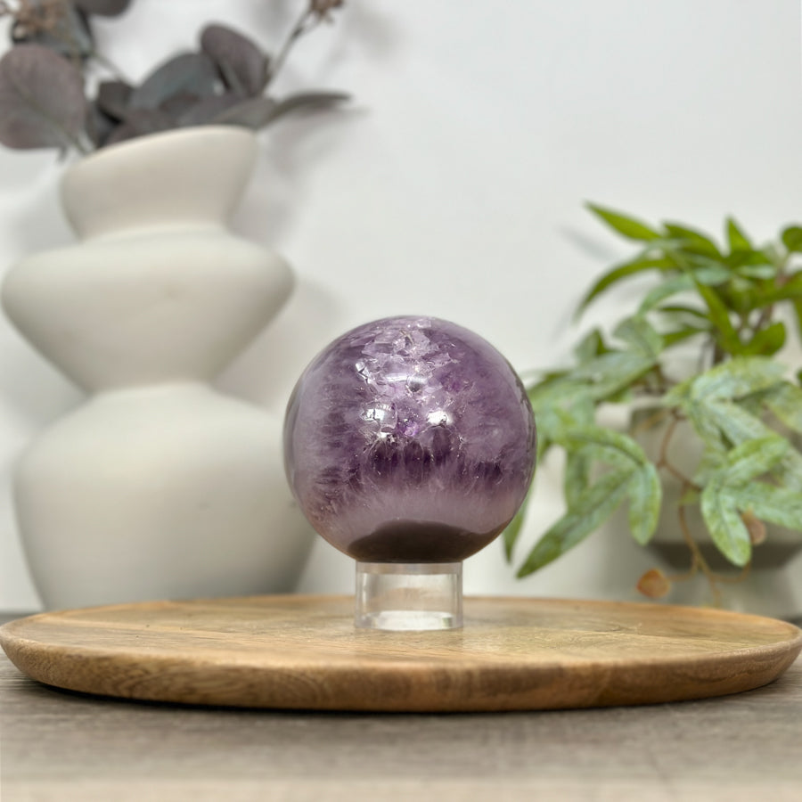 Amethyst-Steinkugel mit kraftvoller Kristallformation und ausgeprägter Struktur