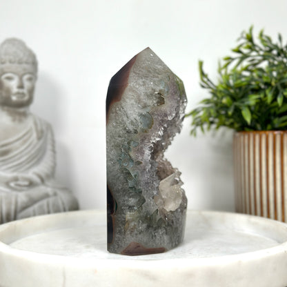 Amethyst-Kalzit-Obelisk  mit mineralischen Kristalleinschlüssen
