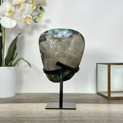 Amethyst-Geode mit intensiv tiefvioletter Kristallarchitektur