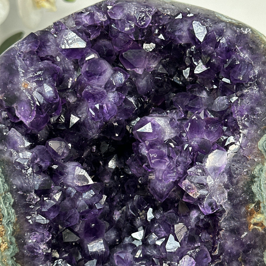 Amethyst-Cluster mit intensiv purpurner Tiefenwirkung, in exklusiver Premiumqualität