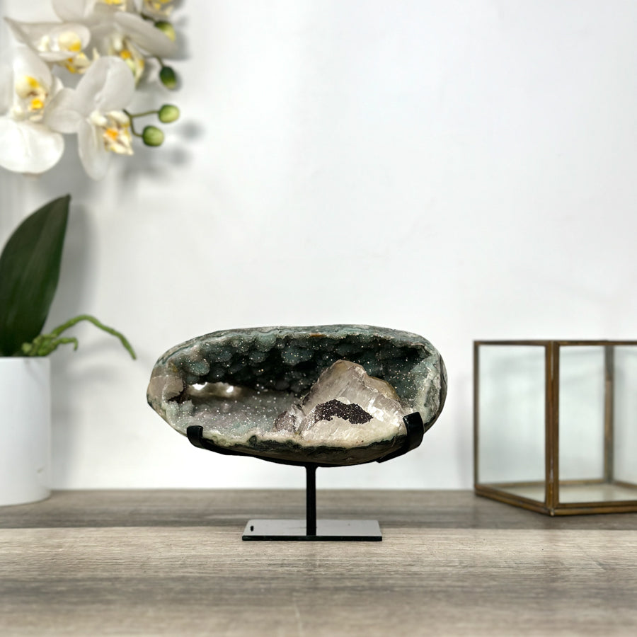 Quarz-Geode mit Kalzitkristall und grünlicher Farbwirkung