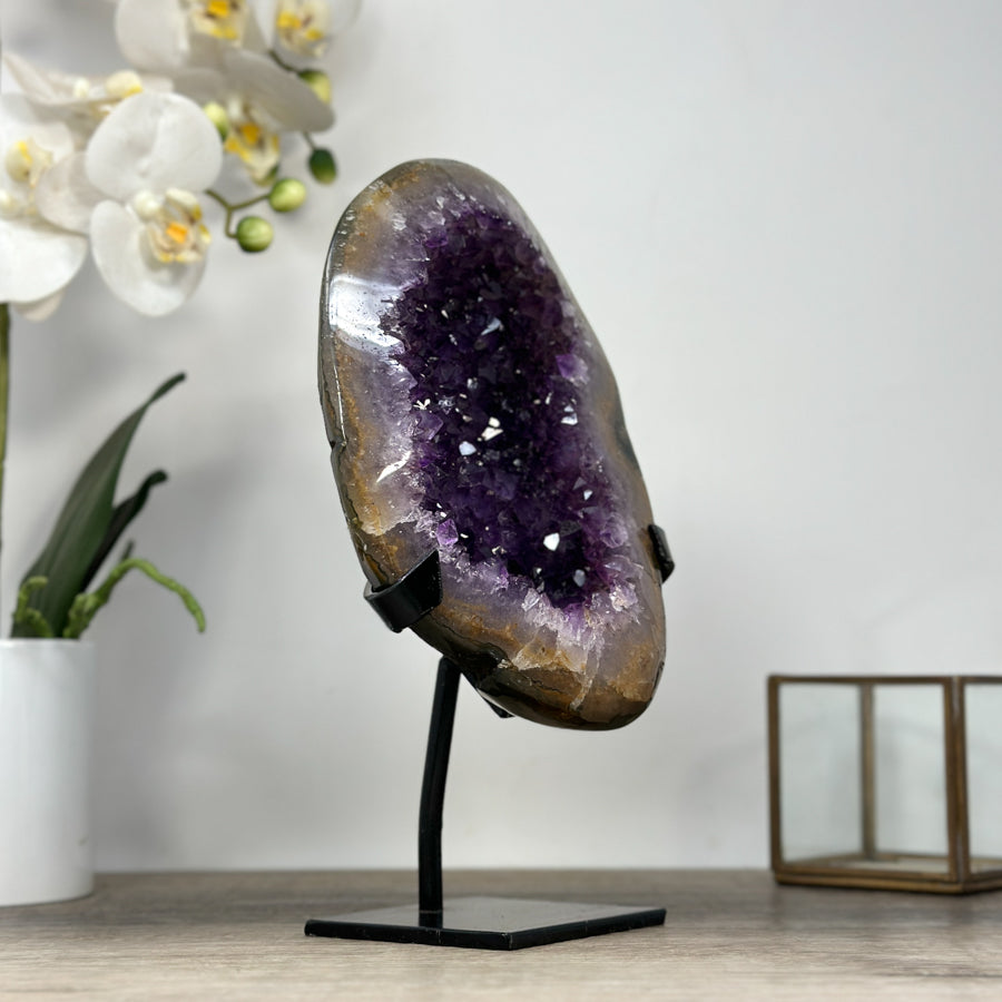 Amethyst-Geode mit harmonisch geöffneter Kristallkammer