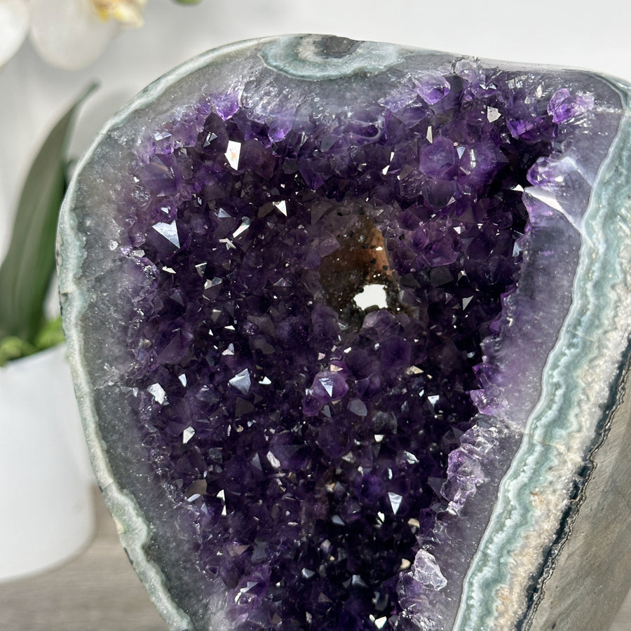 Amethyst-Geode mit natürlich eingebetteter Jaspis-Matrix