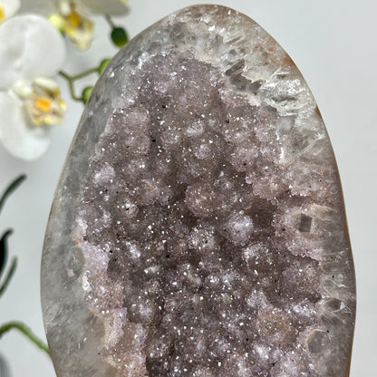 Rosa Zuckerquarz-Geode mit zart schimmernder Kristalloberfläche, in exklusiver Premiumqualität