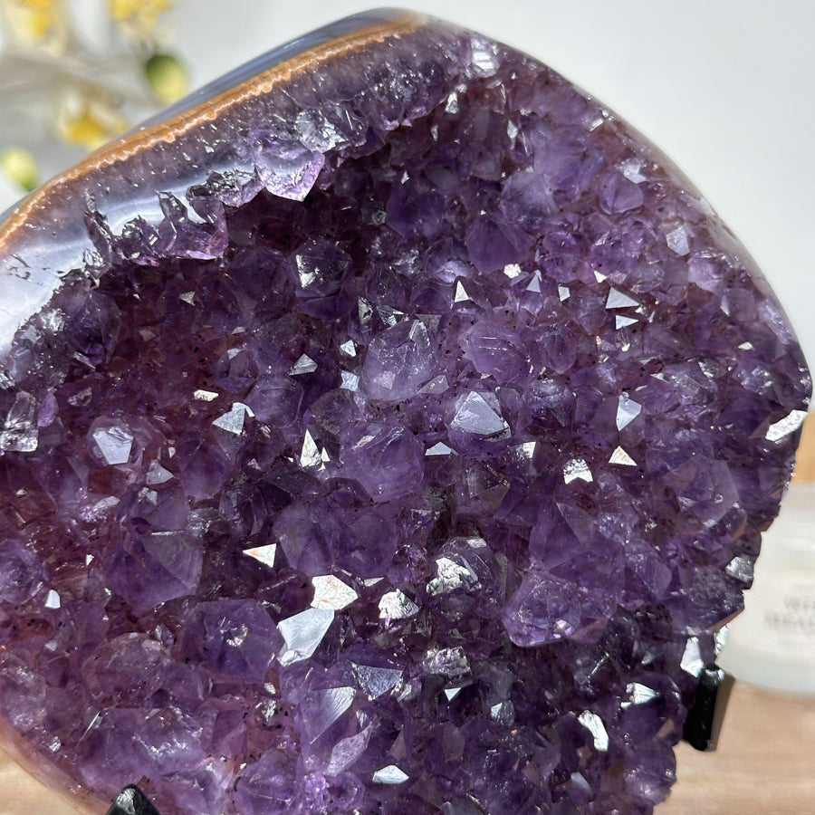 Amethyst-Cluster mit Achat- und Jaspis-Schale, in exklusiver Premiumqualität