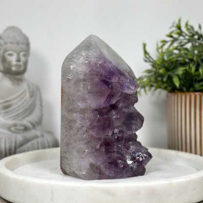 Amethyst-Obelisk mit großkristallinem Zentrum