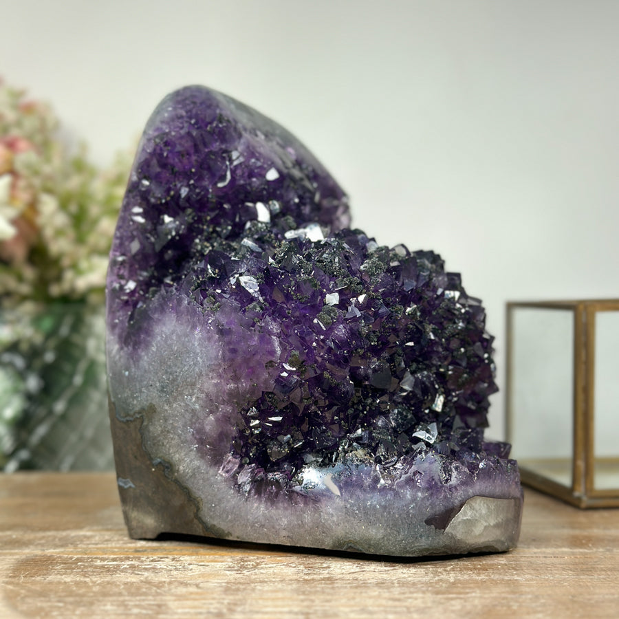Amethyst-Kathedrale groß mit weit geöffneter, kristallreicher Innenkammer