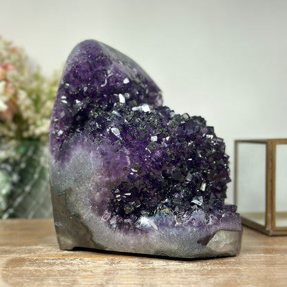 Amethyst-Kathedrale groß mit weit geöffneter, kristallreicher Innenkammer