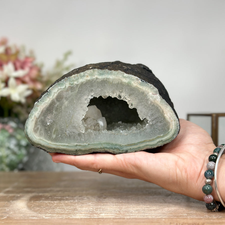 Quarz-Jaspis-Geode mit grün gebänderter, kontrastreicher Gesteinsmatrix